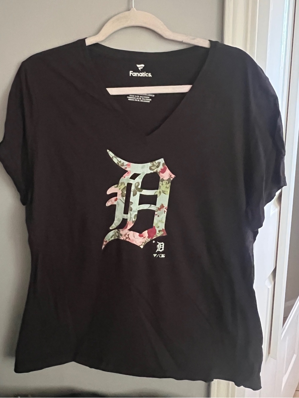 Fanatics Women's Black Detroit Tigers Floral Logo V-Neck Tee